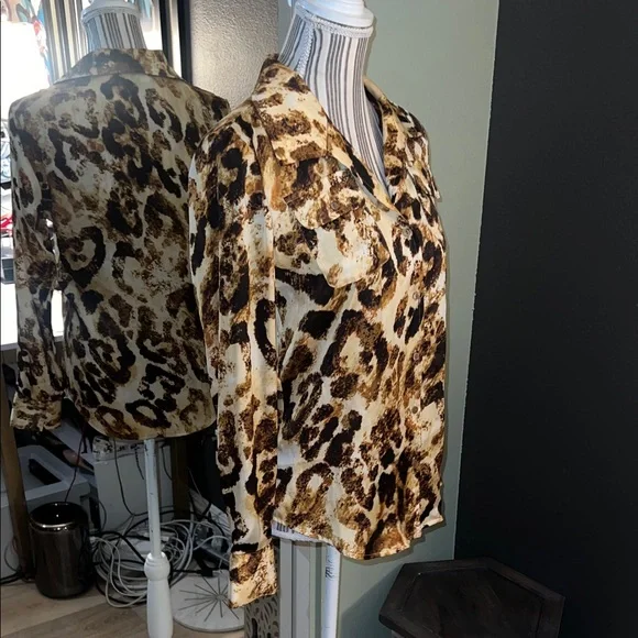 Jones NY, small, Leopard Print Button-Up Blouse, Excellent condition - Picture 5 of 7